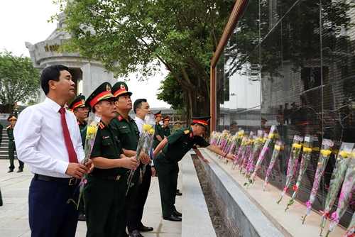 Quân khu 2 dâng hương tưởng niệm các Anh hùng - Liệt sĩ tỉnh Phú Thọ

